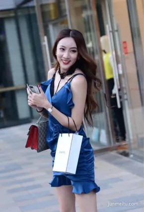 街拍超短裙美女你長點心吧，歪果仁在看你呢