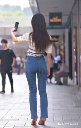 長袖T恤搭配連體牛仔褲，清新甜美，女神氣質十足