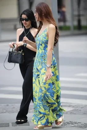 街拍兩位高個子時尚美女閨蜜，露背長裙清涼襲人
