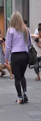 街拍緊身褲美女，緊身褲完美襯托出身材曲線