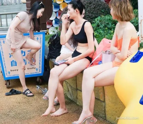 街拍T台上的高叉泳裝三點式大長腿高挑模特