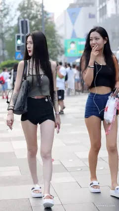 廣州街拍熱褲大長腿姐妹花，濃濃的摩登時髦