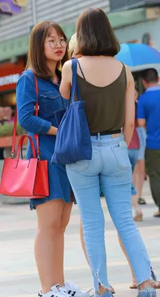 街拍美臀緊身牛仔褲秀出曼妙身姿