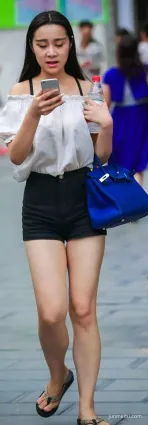 廣州街拍熱褲白皙豐腴美腿女郎