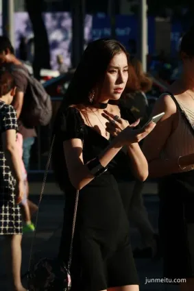 逆光拍的照片，獨愛美腿妹子聽微信時的表情！