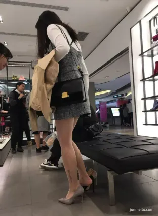 街拍商城抄底短裙阿姐試鞋