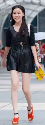 街拍美女時尚潮流的短裙，讓人耳目一新的感覺
