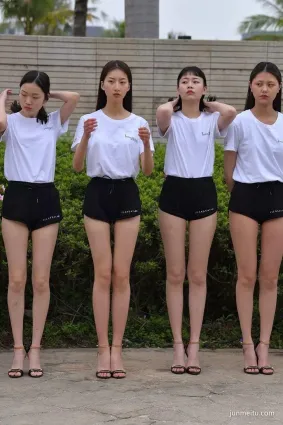 街拍時尚模特們超短的短褲，将長腿彰顯的淋漓盡緻