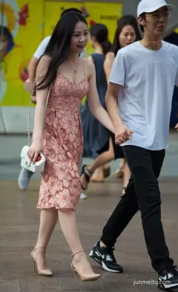 街拍美女吊帶裙大方優雅，很是好看氣質十足