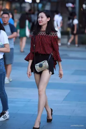 兔撲美術館牛仔熱褲大白腿漂亮妹紙