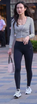 街拍緊身褲搭配個性時髦，美女魅力穿出來