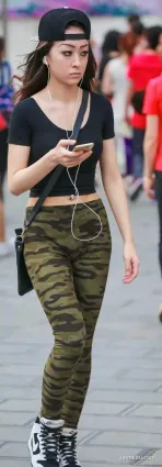 街拍第一站迷彩緊身褲深縫鮑露臍裝氣質漂亮妹紙