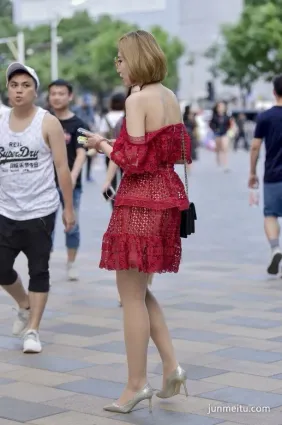 豐滿系熟女小姐姐，透視露肩連衣裙顯得魅力十足