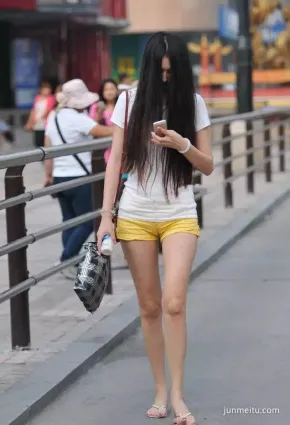 街拍這是現實中的“貞子”吧，妹子你出門能不能注意下形象！