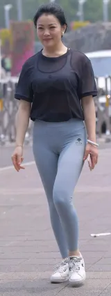 原創街拍緊身褲三角區凹入，展示極緻女性美體