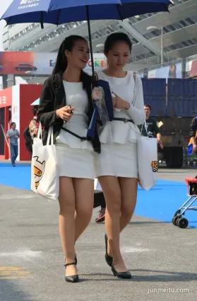 街拍在展會兼職的美女大學生，天然去雕飾！