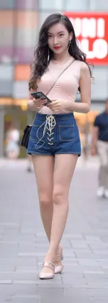 街拍美腿牛仔熱褲冷豔高貴總裁範
