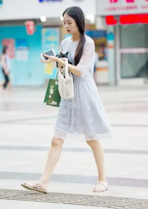 街拍氣質美女，蕾絲長裙淡雅的氣息襲來