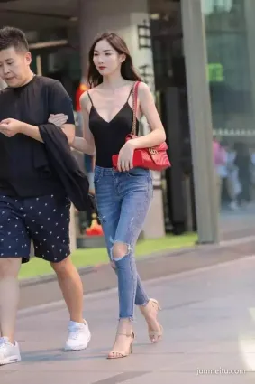街拍緊身牛仔還有什麼風景比她更動人呢？