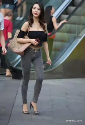 街拍美女用一塊布當上衣遮身前，沒有一點安全感