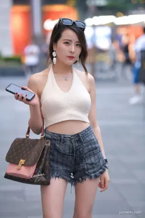 街拍美豔少婦五官精緻，一身行頭幾十萬，網友直呼養不起！