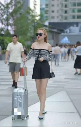 街拍熟女利用好身上的優勢，有鎖骨就要秀