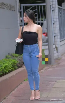 街拍緊身牛仔褲，微胖在她面前不值得一提