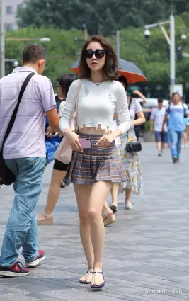 短裙裝扮讓你穿出青春的氣質