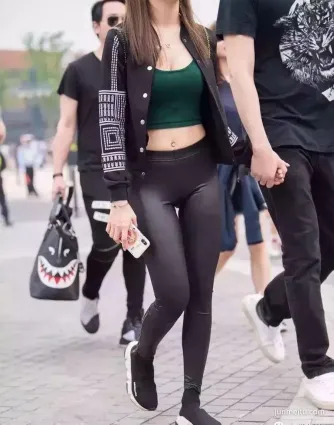 街拍美女什麼樣的氣質，配什麼樣的緊身皮褲