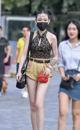 街拍熱褲美腿，叫你“雙丸子”女神，答應嗎？