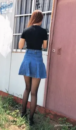 街拍第一站黑絲美女，長發飄飄顔值高！