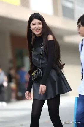 街拍黑絲身材好的時尚皮裙美女，都讓豬拱了！