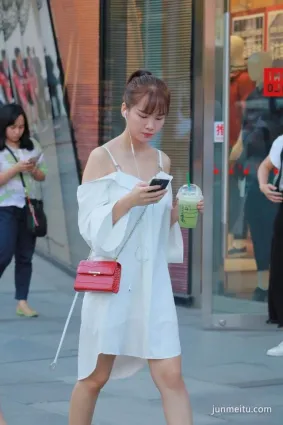 深圳街拍在等人的吊帶睡衣裙美眉，氣質如蘭！
