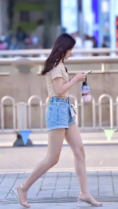 街拍滾叔牛仔熱褲勾勒出女神的成熟魅力