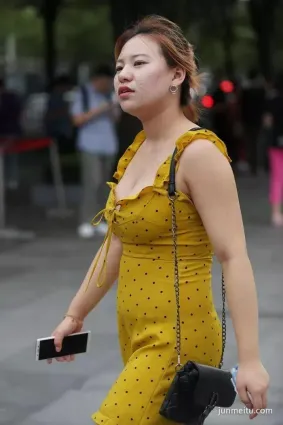 街拍美術館熟婦波大霸氣，魅力不可方物