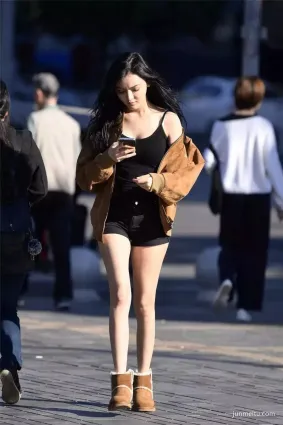街拍美女緊身背心牛仔熱褲，好衣配美人呀！