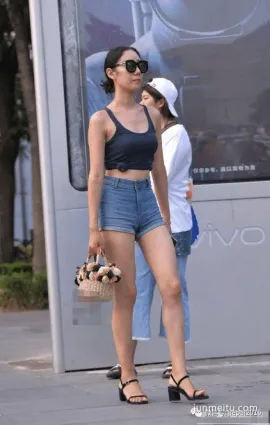 熱褲美腿看來，辣媽已牢牢掌握住性感的訣竅