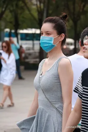 街拍超短裙清晰三角無限春光，身材已經暴露了你的極品屬性！