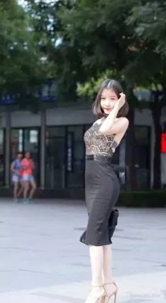 街拍黑色蕾絲套裙美女，肌膚白身材好，而且長得超像柳岩