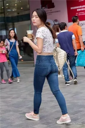 街拍肥美緊身牛仔褲露臍裝氣質漂亮妹紙
