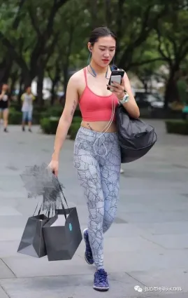 緊身褲街拍小姐姐的身材和容顔堪稱完美