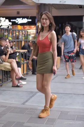 街拍第一站包臀裙勾勒出完美的身材曲線！