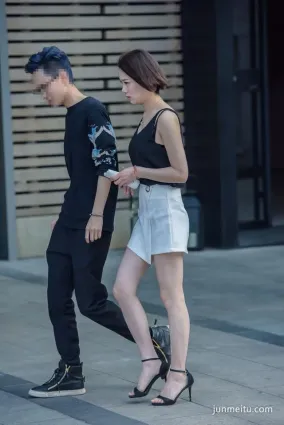 街拍清秀的一字高跟短裙美少女，纖長美腿清麗脫俗！