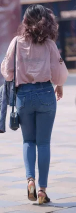 街拍肥臀緊身牛仔褲豐腴辣媽，展示極緻女性美體