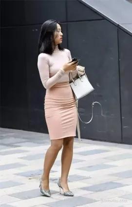 街拍熟女緊身包臀裙S曲線的美感
