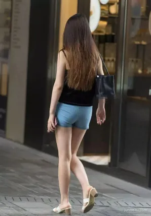 街拍美術館熱褲太緊了三角區吸睛
