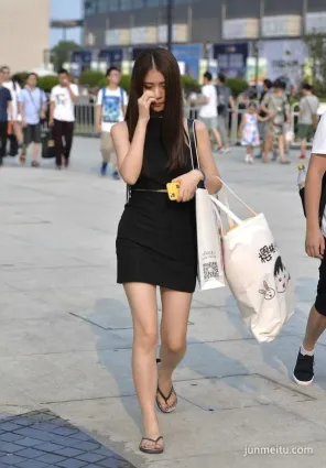 廣州街拍小巧精緻的鄰家妹妹，剛從漫展站台回來！
