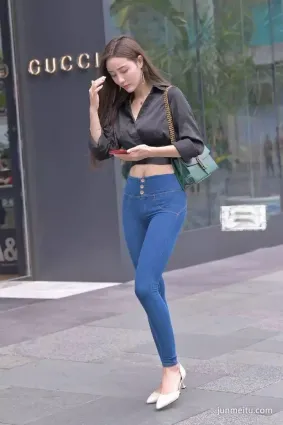 街拍緊身牛仔褲，不吹不黑是位“閃電腰”女神沒跑了！