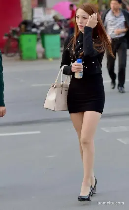 街拍肉絲美麗端莊的鄰家少婦，秋風漸涼很想呵護她！
