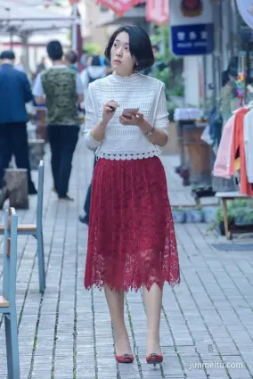 街拍偶遇蕾絲半身裙肉絲風韻少婦，端莊文靜顧盼生姿！